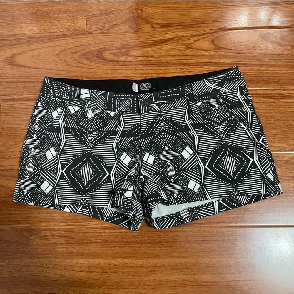 Juniors Volcom shorts Size 1 Front Back Pockets Back Pattern 2” Inseam Beach